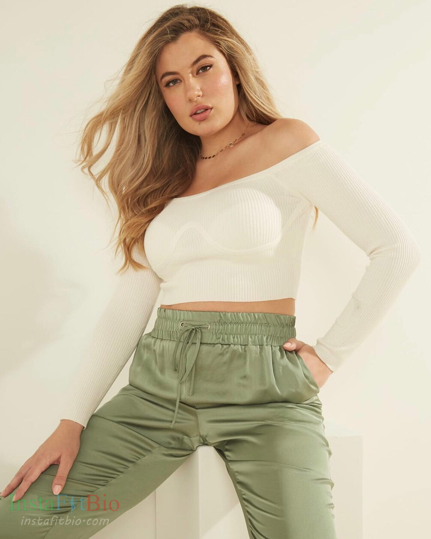 Cherie-Noel-Wallpapers-InstaFItBio-4 Cherie Noel