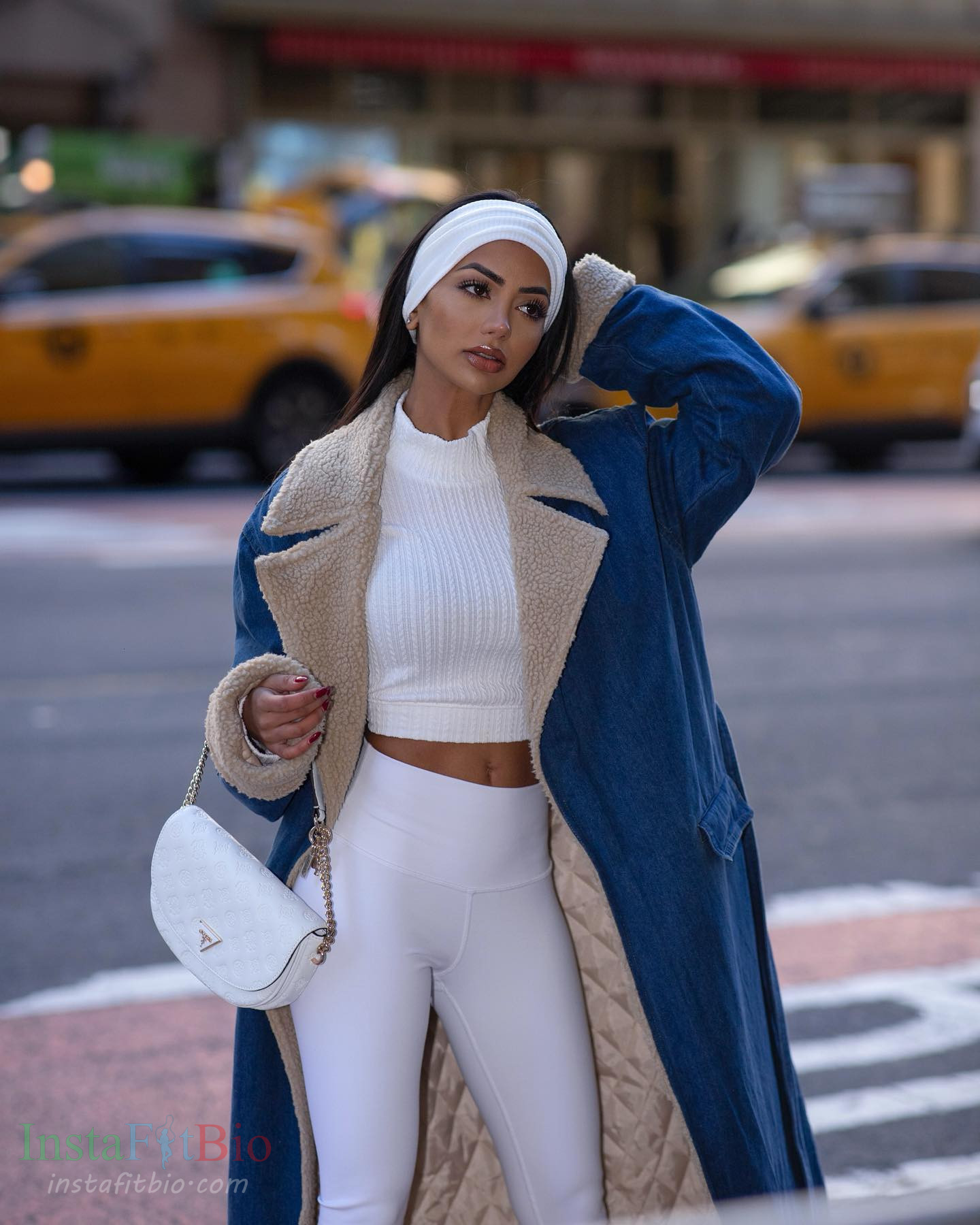 Aneeqa-Farid-Wallpapers-InstaFitBio-8 Aneeqa Farid