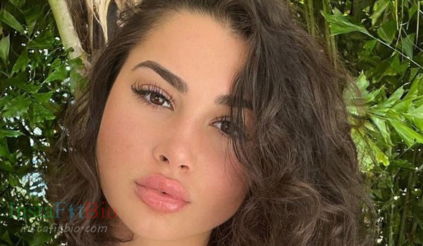 Elizabeth Leica InstaFitBio