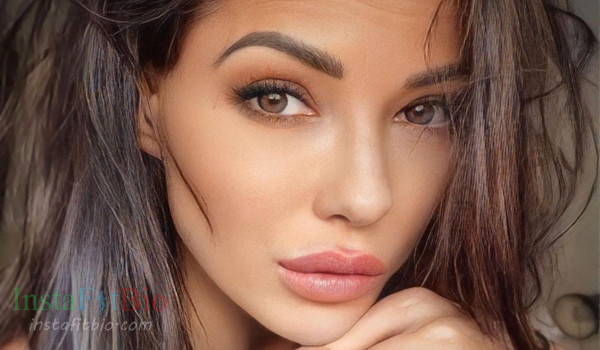 Alexa Tomas #InstaFitBio