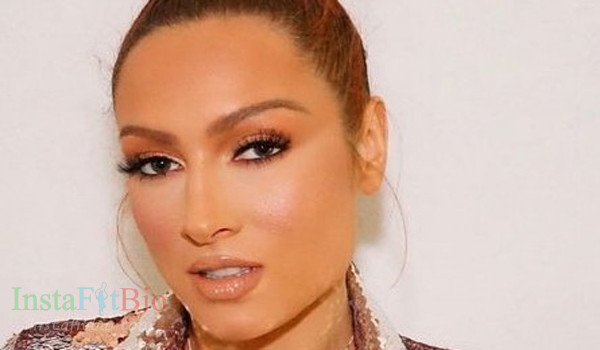 Becky Lynch #InstaFItBio