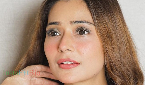 Sara Khan #InstaFitBio