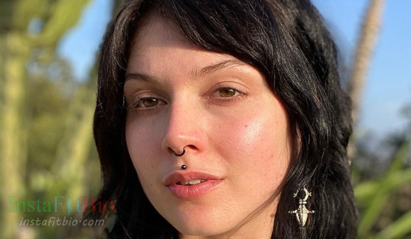 Victoria van Violence #InstaFitBio