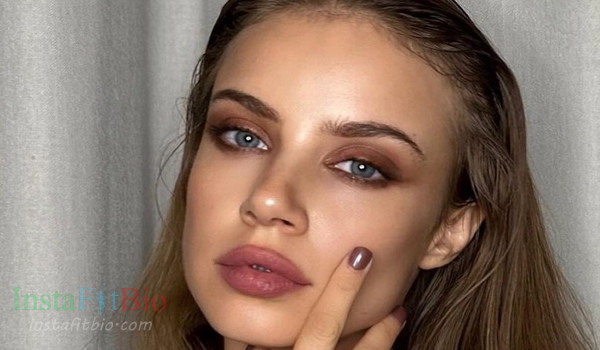 Xenia Tchoumi #InstaFitBio