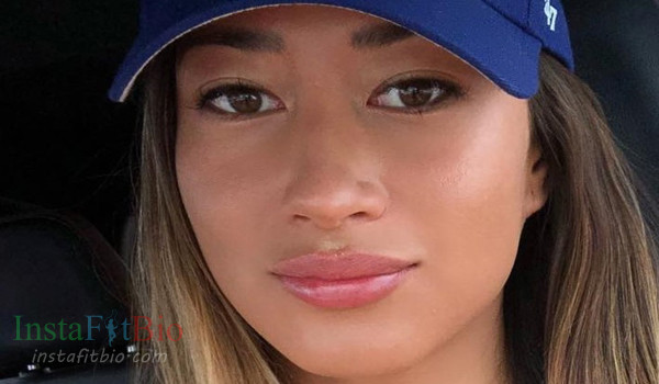 Karina Elle #InstaFitBio