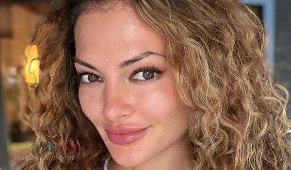 Aina Var #InstaFitBio